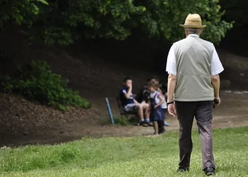 Περπάτημα: Μόλις 500 επιπλέον βήματα την ημέρα σώζουν την καρδιά των 70άρηδων