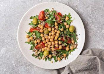 7 έξυπνοι και υγιεινοί τρόποι να προσθέσετε πρωτεΐνη στις σαλάτες σας