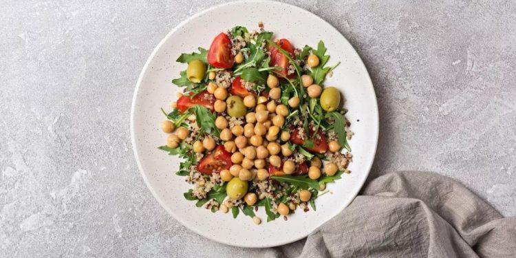 7 έξυπνοι και υγιεινοί τρόποι να προσθέσετε πρωτεΐνη στις σαλάτες σας