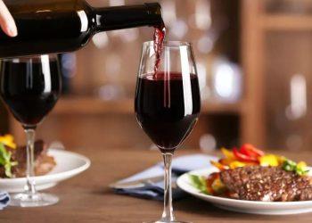 Wine pairing: Πώς επηρεάζει το χρώμα του κρασιού το «πάντρεμά» του με το φαγητό