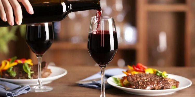 Wine pairing: Πώς επηρεάζει το χρώμα του κρασιού το «πάντρεμά» του με το φαγητό