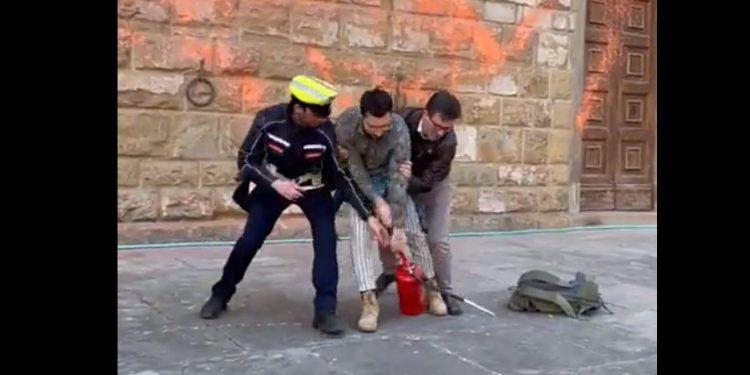 Ο δήμαρχος της Φλωρεντίας ορμά σε ακτιβιστή που ρίχνει μπογιά στο Palazzo Vecchio – Βίντεο