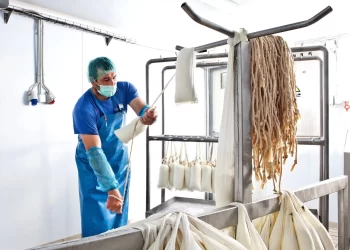 Ένα παραδοσιακό τυροκομείο στον Τύρναβο με ιστορία 80 χρόνων