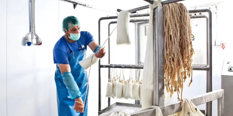 Ένα παραδοσιακό τυροκομείο στον Τύρναβο με ιστορία 80 χρόνων