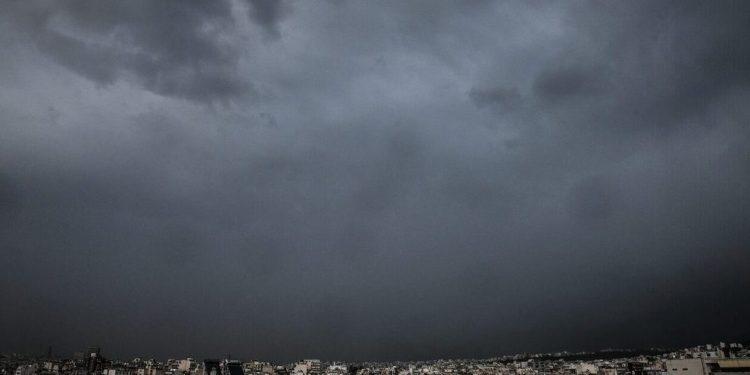 Καιρός: Βροχές και καταιγίδες με χαλάζι σήμερα Κυριακή – Πού θα χιονίσει