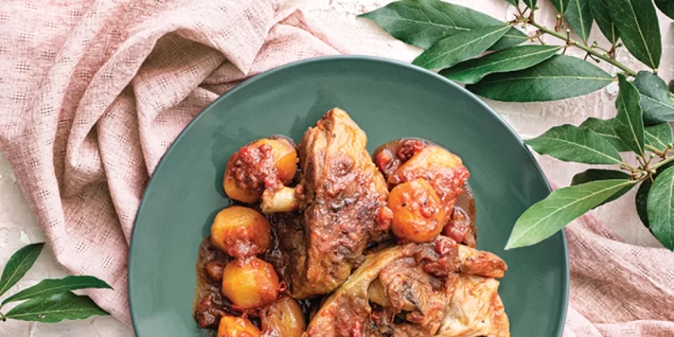 Αρνάκι κοκκινιστό στην κατσαρόλα με πατάτες