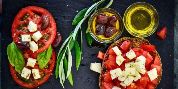 Οι Έλληνες απομακρύνονται από τη μεσογειακή διατροφή