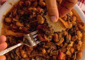 Φασόλια μπαρμπούνια με καυκαλήθρες και μυρωδικά