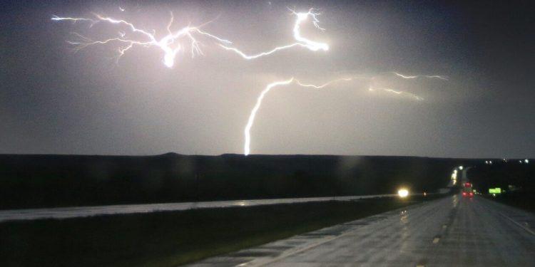 Καιρός: Με καταιγίδες και πτώση της θερμοκρασίας η Πέμπτη – Κίνδυνος για πλημμύρες