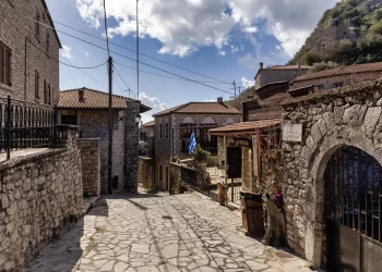 Αποστολή στην Καρύταινα: Το κάστρο, το «σπίτι του Κολοκοτρώνη» κι ένα μυθικό γεφύρι