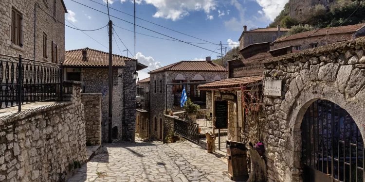 Αποστολή στην Καρύταινα: Το κάστρο, το «σπίτι του Κολοκοτρώνη» κι ένα μυθικό γεφύρι