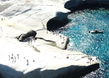 Η Σαντορίνη και η Μήλος στους κορυφαίους προορισμούς για τους ταξιδιώτες που πρόκειται να γίνουν γονείς