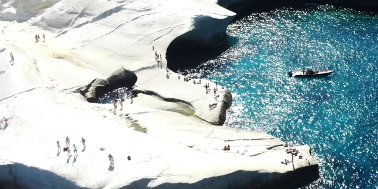 Η Σαντορίνη και η Μήλος στους κορυφαίους προορισμούς για τους ταξιδιώτες που πρόκειται να γίνουν γονείς