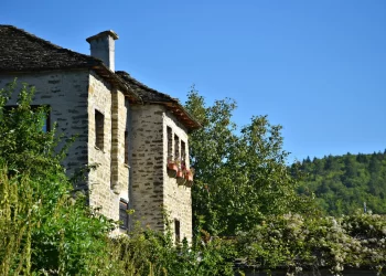 Νεγάδες: Ένα πέτρινο, πράσινο και low profile Ζαγοροχώρι στα 1.060 μέτρα