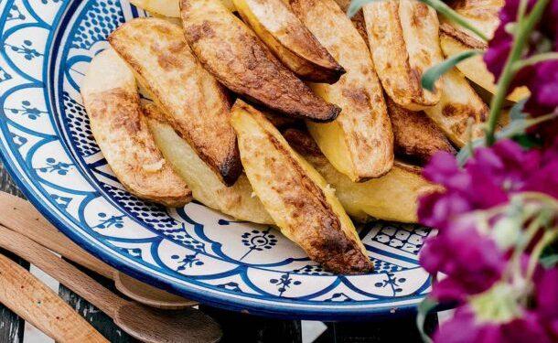 Η απίστευτη συνταγή του Βασίλη Καλλίδη για πατάτες φούρνου