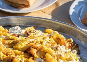 Πατάτες στο τηγάνι με αυγά και φέτα