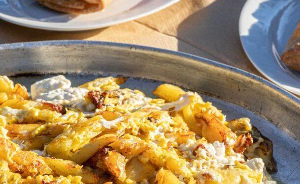 Πατάτες στο τηγάνι με αυγά και φέτα