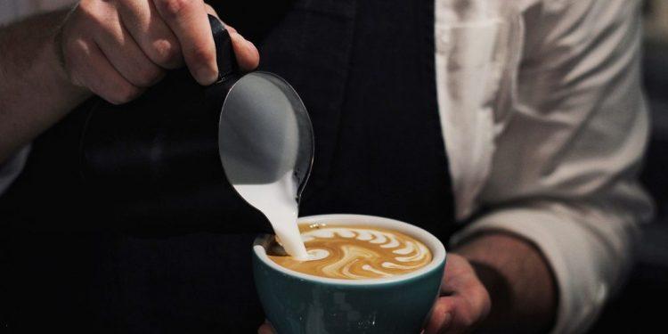 Kαφές: Αντιφλεγμονώδεις ιδιότητες όταν συνδυάζεται με γάλα