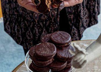 Μπισκότα μπαχαρικών γεμιστά με σοκολάτα