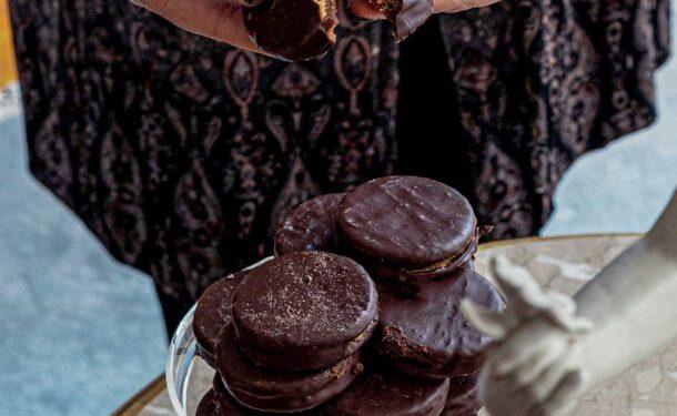 Μπισκότα μπαχαρικών γεμιστά με σοκολάτα