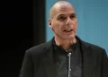 Γιάννης Βαρουφάκης: Κουκουλοφόροι τον γρονθοκόπησαν στα Εξάρχεια
