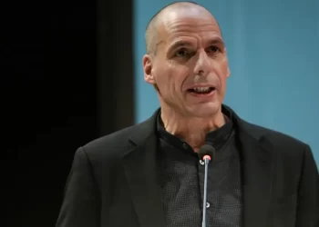 Γιάννης Βαρουφάκης: Κουκουλοφόροι τον γρονθοκόπησαν στα Εξάρχεια