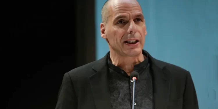 Γιάννης Βαρουφάκης: Κουκουλοφόροι τον γρονθοκόπησαν στα Εξάρχεια