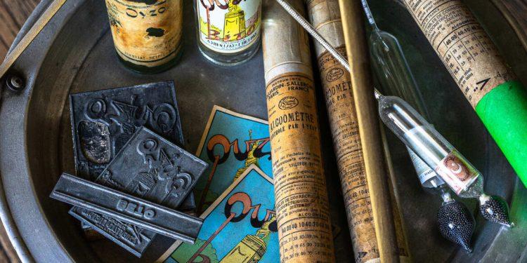 Ένα ούζο με περγαμηνή συνταγή από το 1892 και γλυκάνισο από τη Λέσβο