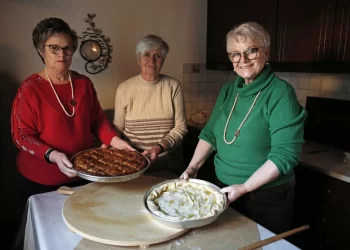 Οι πίτες της Ραψάνης: Παραδοσιακή σπανακοτυρόπιτα από τις μετρ του είδους