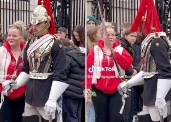 Βρετανία: «Μην με ακουμπάς» – Η «έκρηξη» μέλους της βασιλικής φρουράς στο Μπάκιγχαμ που έγινε viral στο TikTok