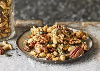 Φτιάχνουμε το τέλειο σνακ: καραμελωμένοι ξηροί καρποί με μέλι και αλάτι