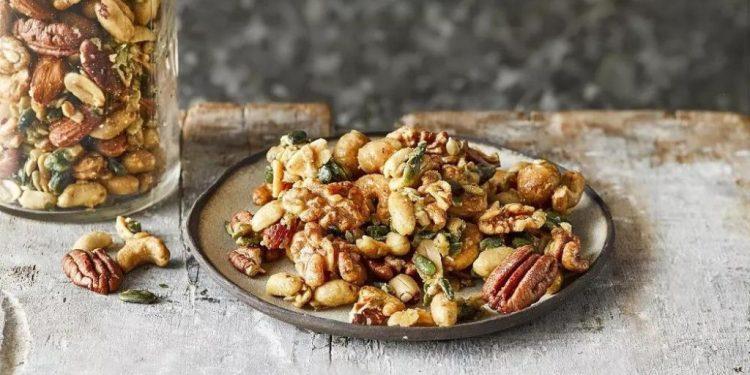 Φτιάχνουμε το τέλειο σνακ: καραμελωμένοι ξηροί καρποί με μέλι και αλάτι