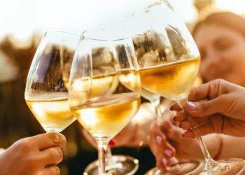 Τα κρασιά της Λαμπρής: Τί πίνουμε στα πασχαλινά τραπέζια;