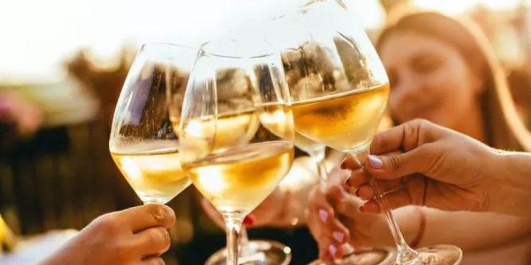 Τα κρασιά της Λαμπρής: Τί πίνουμε στα πασχαλινά τραπέζια;