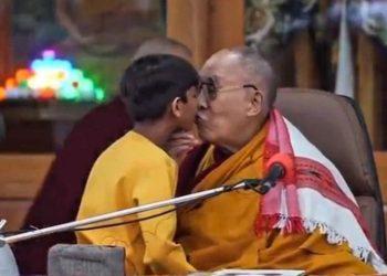 Δαλάι Λάμα: Εκθετειμένος μετά το φιλί με το παιδί – Βίντεο