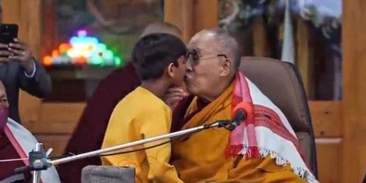 Δαλάι Λάμα: Εκθετειμένος μετά το φιλί με το παιδί – Βίντεο