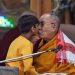 Δαλάι Λάμα: Εκθετειμένος μετά το φιλί με το παιδί – Βίντεο