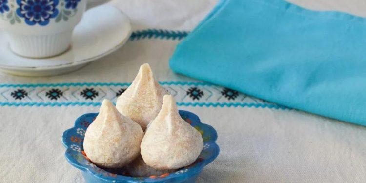 10 παραδοσιακά κεράσματα: φρουτένια αμυγδαλωτά, καρυδάτα καλσούνια, αρωματικά λουκούμια, βενιζελικά και βουτυράτος ακανές