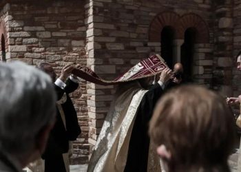 Μεγάλη Παρασκευή: Δείτε ζωντανά την ακολουθία του Μέγα Εσπερινού της Αποκαθηλώσεως