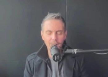 Χατζηγιάννης: Ερμηνεύει το «Ω γλυκύ μού έαρ» για τους διαδικτυακούς του φίλους – Βίντεο