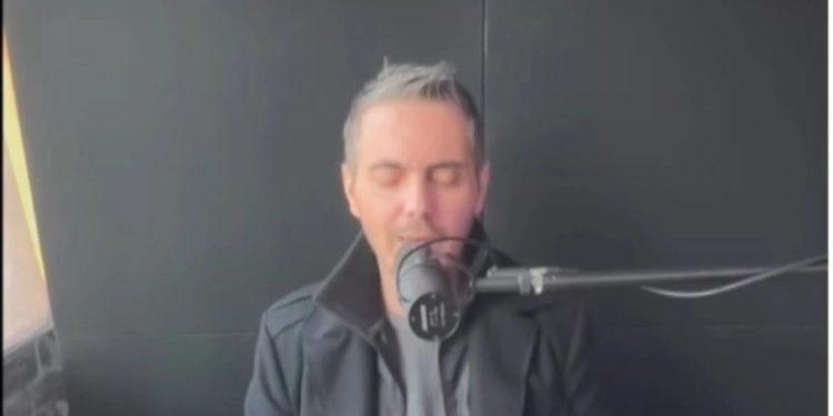 Χατζηγιάννης: Ερμηνεύει το «Ω γλυκύ μού έαρ» για τους διαδικτυακούς του φίλους – Βίντεο