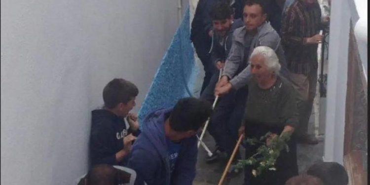 Πάσχα 2023: Τα Σύρματα, ένα ιδιαίτερο έθιμο στο χωριό Σπόα της Καρπάθου τη Δευτέρα του Πάσχα