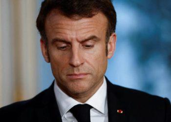 Μακρόν: Τραγουδούσε στη μέση του δρόμου, μετά το διάγγελμα για το συνταξιοδοτικό