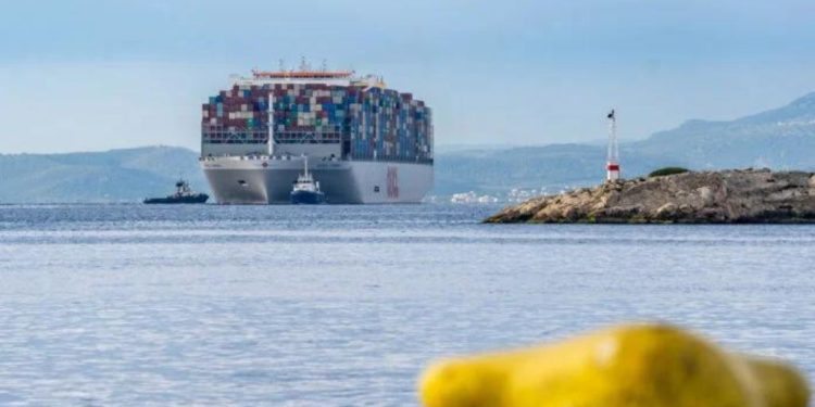 Στον Πειραιά το mega vessel OOCL SPAIN
