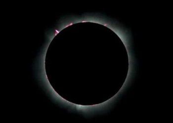 Έκλειψη ηλίου: Η στιγμή που ο ουρανός σκοτείνιασε στην Αυστραλία (βίντεο)