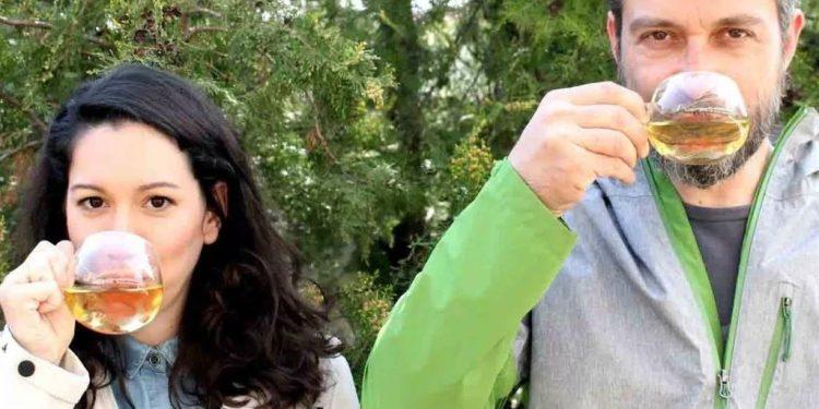 Η Αγγελική και ο Κώστας άφησαν τα επαγγέλματά τους και ασχολούνται με τη βιολογική καλλιέργεια αρωματικών βοτάνων