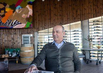 Η αυτοκρατορία του Φεδερίκου Λαζαρίδη αντεπιτίθεται και κοιτάζει από το Αμύνταιο μέχρι τις Κυκλάδες