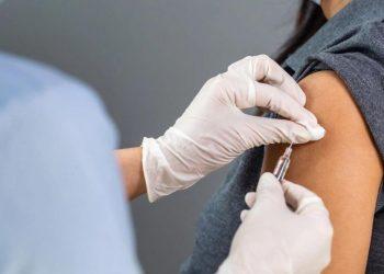 Κορωνοϊός – ΕΟΦ: Διερευνώνται 21 θάνατοι και 1.600 αναφορές για παρενέργειες από το εμβόλιο κατά της Covid