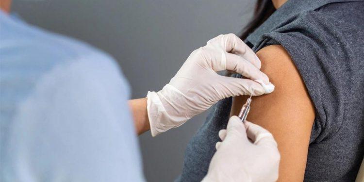 Κορωνοϊός – ΕΟΦ: Διερευνώνται 21 θάνατοι και 1.600 αναφορές για παρενέργειες από το εμβόλιο κατά της Covid