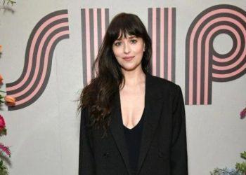 H Ντακότα Τζόνσον αποδεικνύει ότι ένα απλό, μαύρο look δεν χρειάζεται να είναι βαρετό